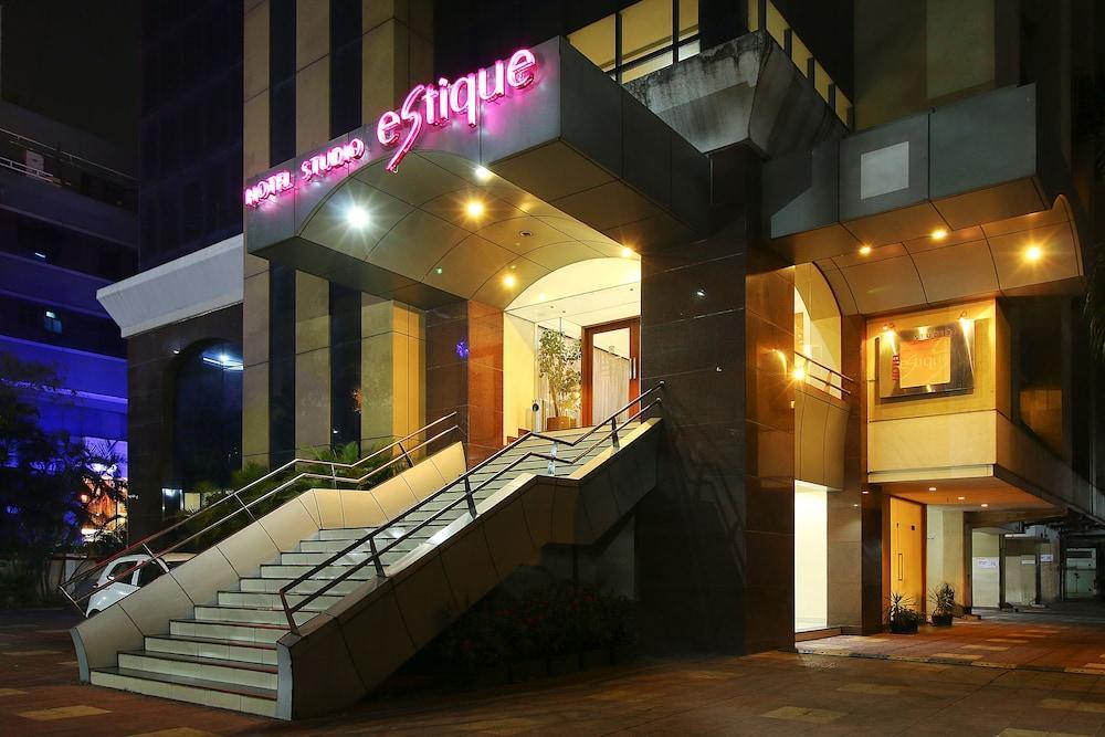 Hotel Studio Estique Pune Esterno foto