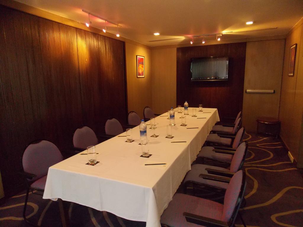 Hotel Studio Estique Pune Esterno foto
